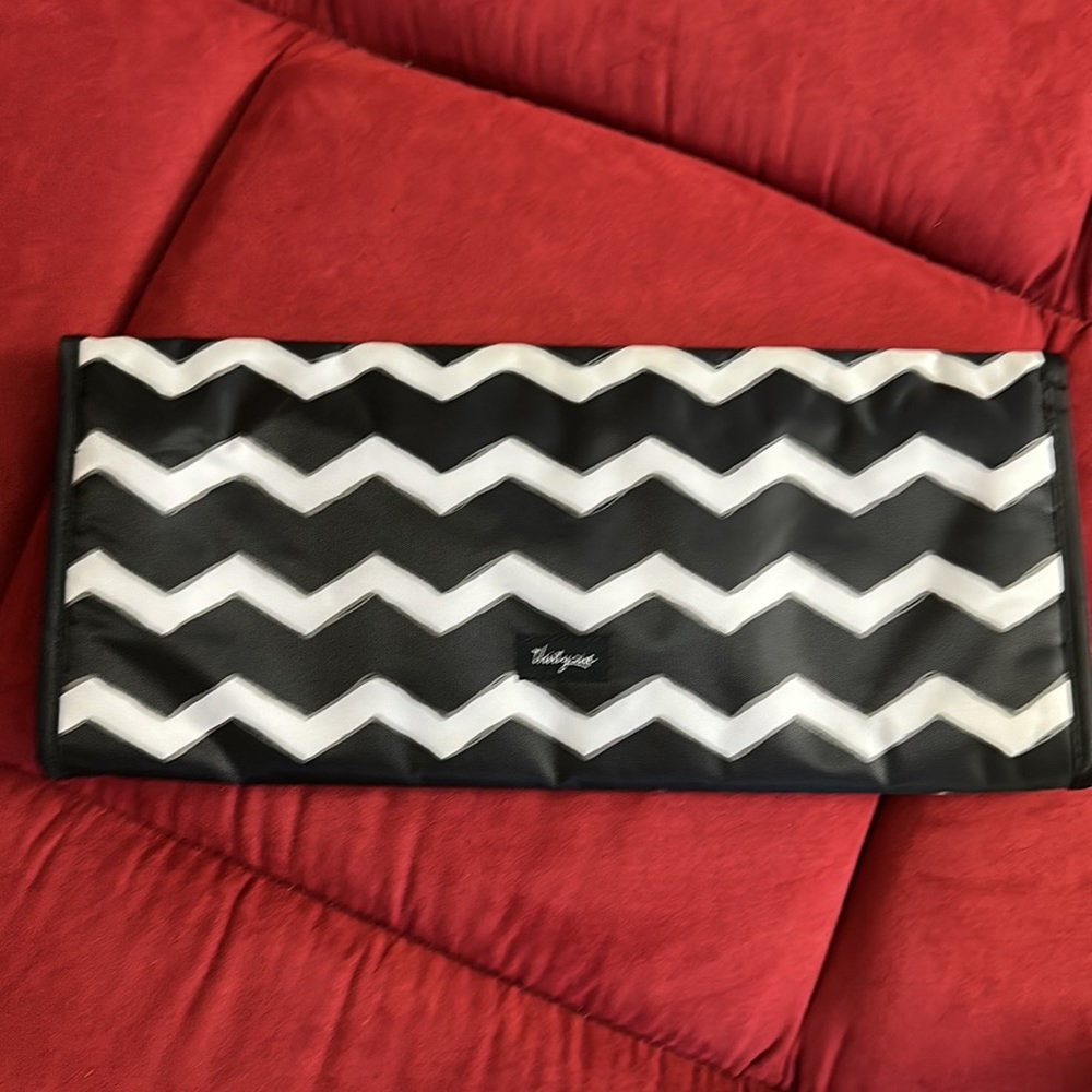 Thirty-one flat iron fold over in black and white chevron